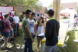 Phuong Vo (center, right) speaks to fellow students about opportunities in Earthquake Engineering Research Institute (EERI), a student organization (Photo by Tindall)